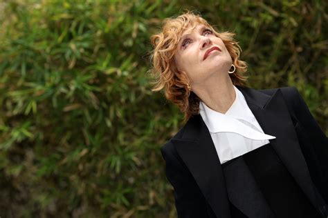  L'Incontro Francese: Un Dialogo Inaspettato tra Isabelle Huppert e il Presidente Macron